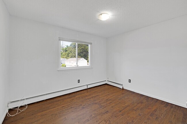 Building Photo - 90 Village Ln