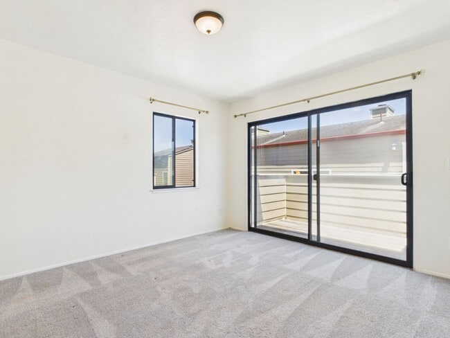 Building Photo - Sumaya Condo 2 Bed/2 bath with Fireplace. Includes washer and dryer