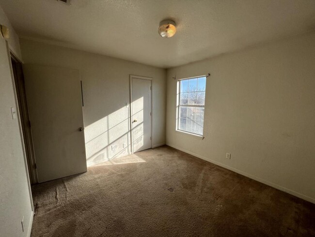 Building Photo - 1402 Dugger Cir