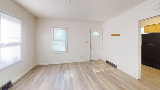 Building Photo - 710 E Ave F