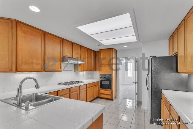 Building Photo - 609 Cambridge St