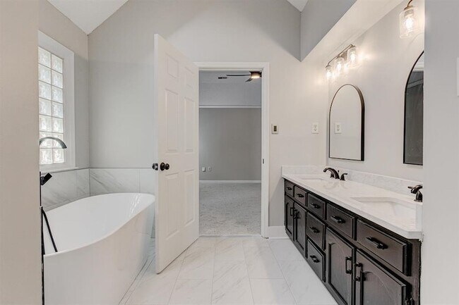 Building Photo - 7801 Autumn Creek Dr