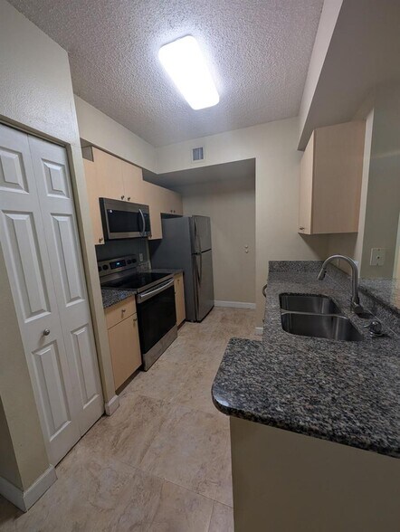 Building Photo - 2490 Centergate Dr