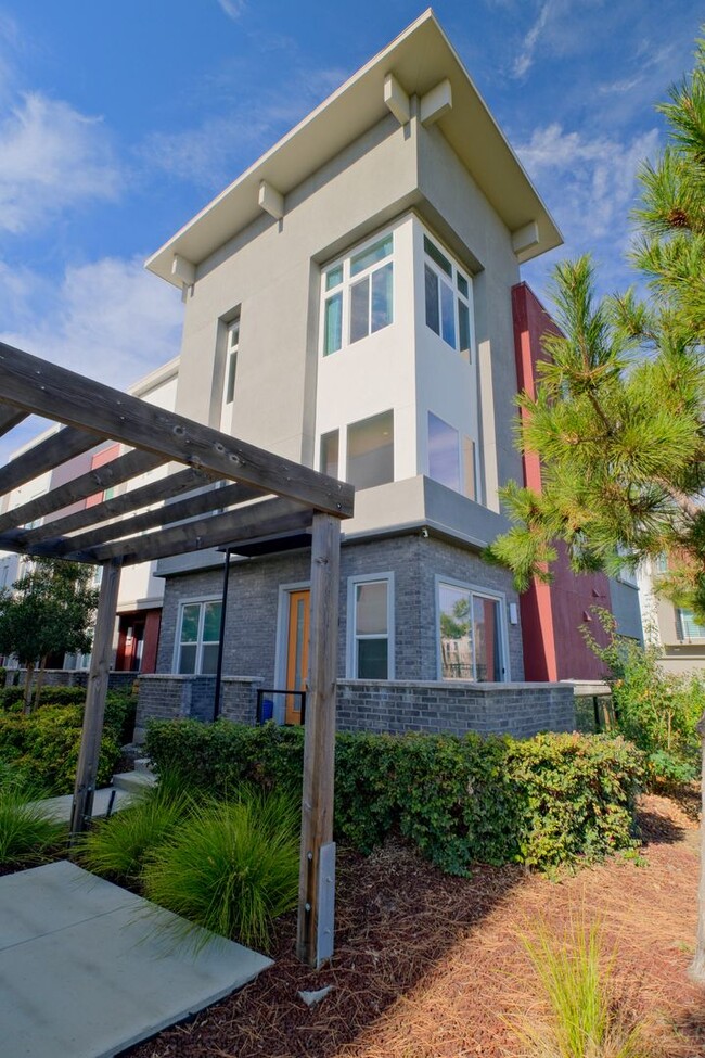 Building Photo - Beautiful 3 Bedroom, 2.5 Bath Townhome in ...