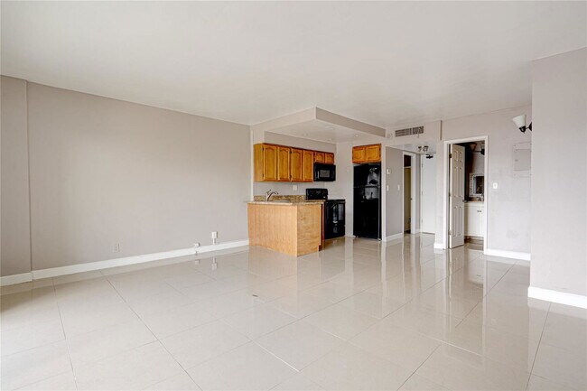 Building Photo - 2900 NE 30th St