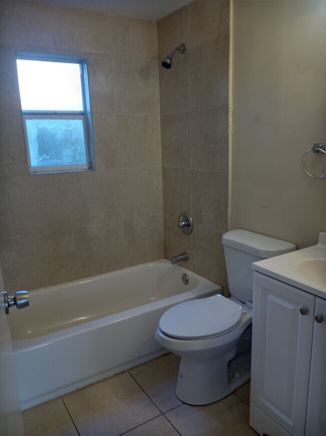 Building Photo - Come see this 2/1 with no Hoa