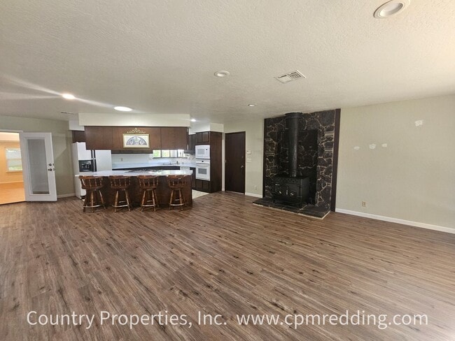Building Photo - Spacious House with Landscaper Included Av...