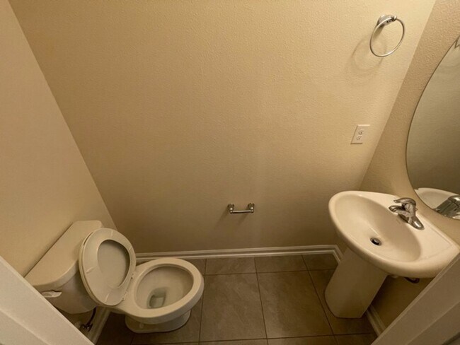 Building Photo - 2 Bed- 3 Bath Townhouse Located at Deer Run!  D.R. Horton Townhome Community - 2 WEEKS FREE