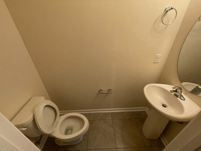 Building Photo - 2 Bed- 3 Bath Townhouse Located at Deer Run!  D.R. Horton Townhome Community