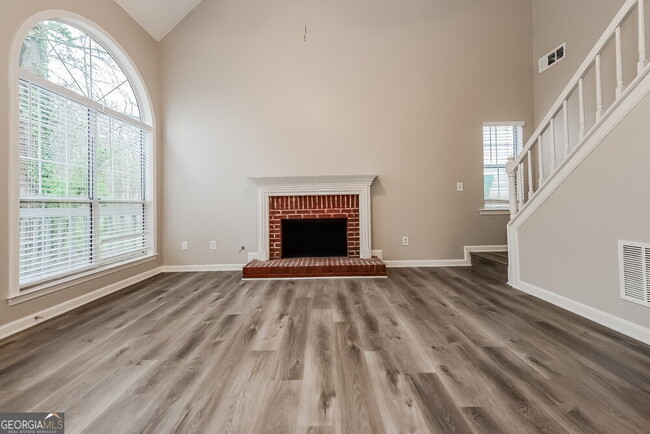 Building Photo - 2092 Wedgewood Dr