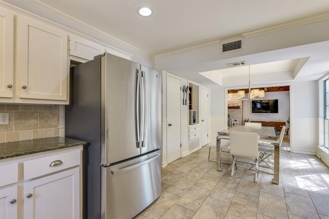 Building Photo - 6210 Cape Coral Dr