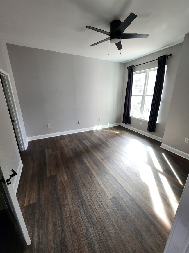 Building Photo - 405 W 7th St