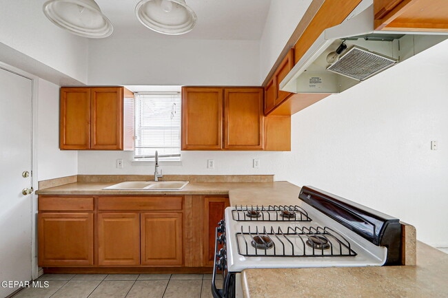 Building Photo - 3229 E Glen Dr