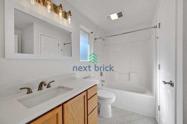 Building Photo - 2 BED & 1.5 BATH TOWNHOUSE FOR RENT