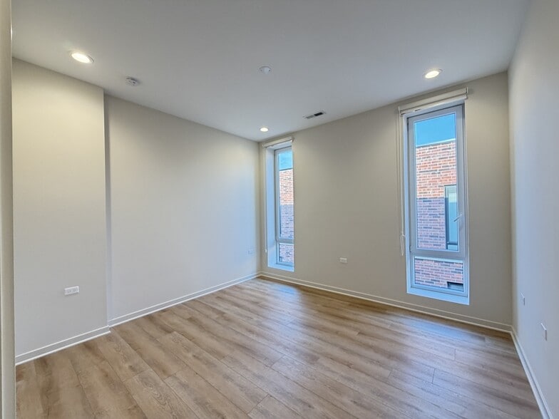 Building Photo - 3207 N Narragansett Ave