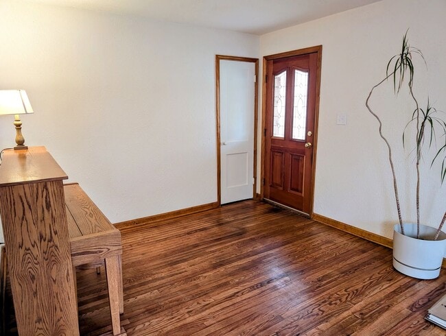 Building Photo - Adorable Belmont Home with Basement - AVAILABLE NOW!