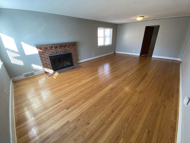 Building Photo - 614 Tesmore Pl