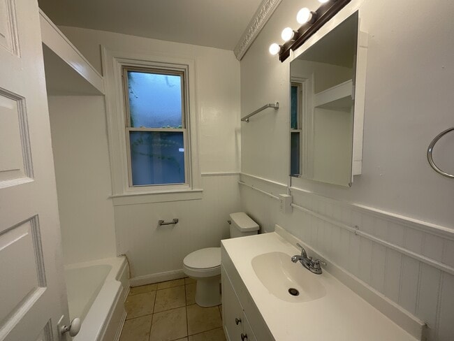 Building Photo - 219 E Cottage Pl