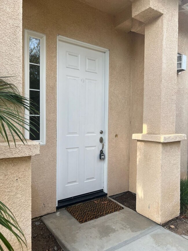 Building Photo - Luxurious 3 bedroom, 2.5 bath townhome, AC...
