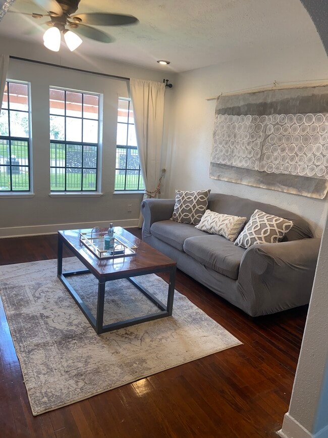 Building Photo - 2718 Cleburne St