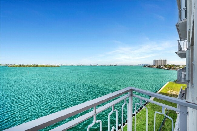 Building Photo - 11111 Biscayne Blvd