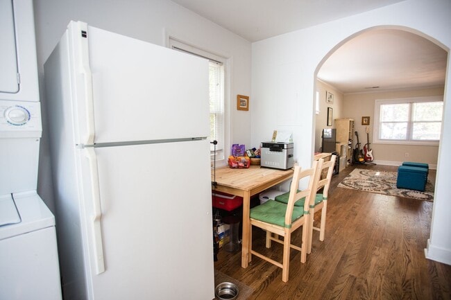 Building Photo - Cute and Quiet West Side Duplex!