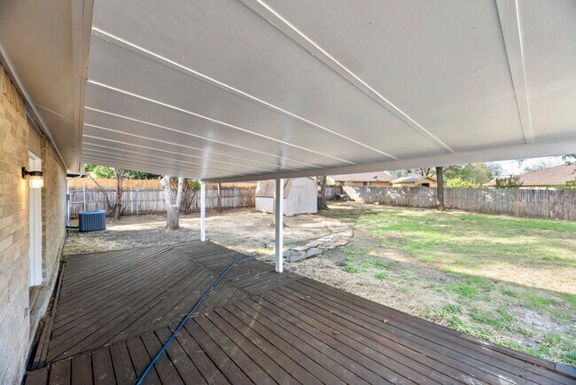Building Photo - 6816 Westglen Dr