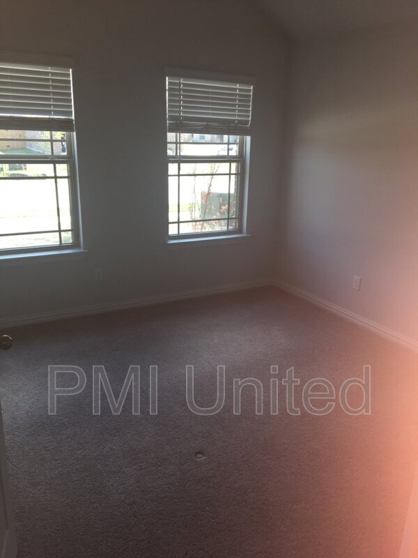 Building Photo - 3005 Cliffview Dr