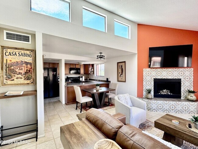 Building Photo - 5051 N Sabino Canyon Rd