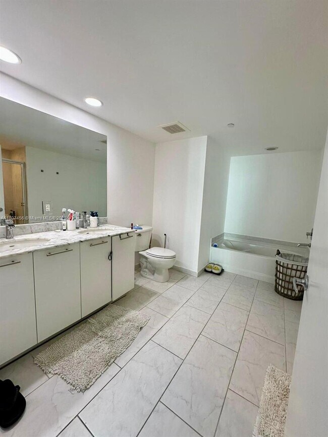 Building Photo - 950 Brickell Bay Dr