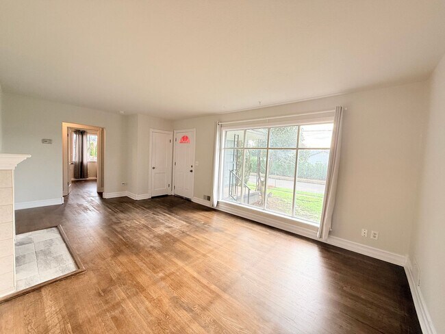 Building Photo - Updated 3-Bedroom Home with Fenced Yard & Garage in Portland