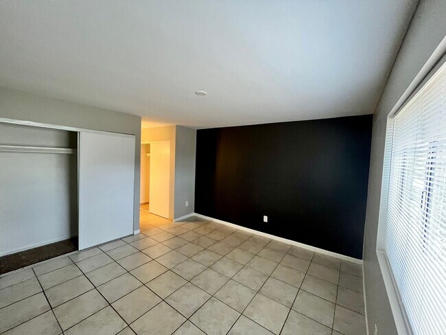 Building Photo - 3bd 2ba Townhouse - Recently Remodel!