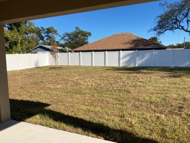 Building Photo - Like new 3/2/2 with screened in porch! Located close to the beach, shopping, parks and so much mo...