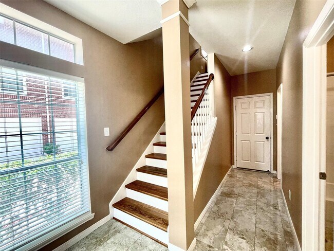 Building Photo - 32 Waugh Dr