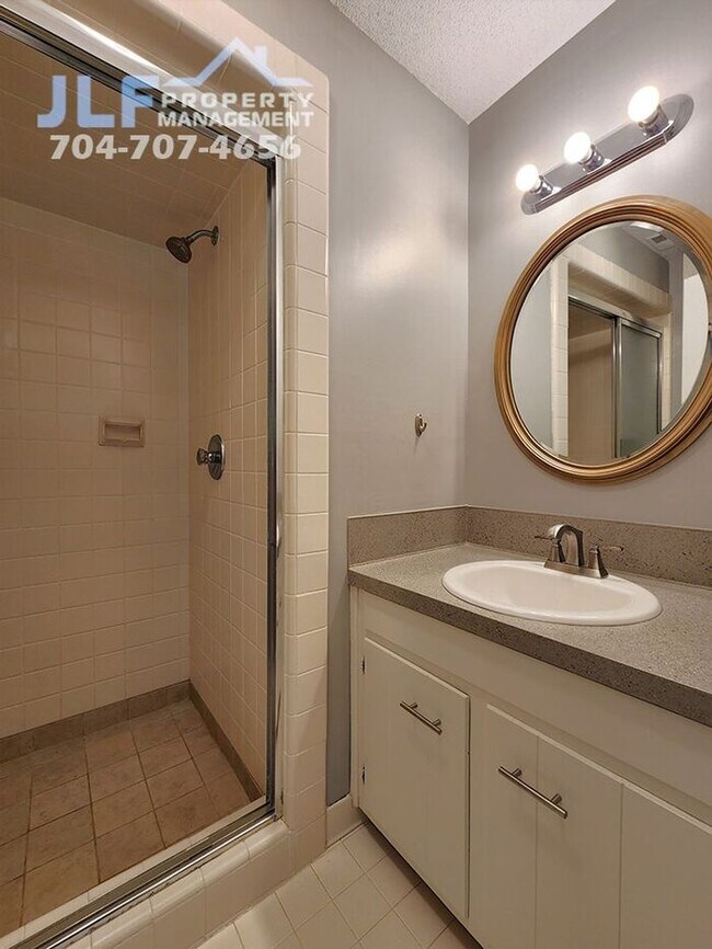Building Photo - Spacious 3 Bed/2.5 Bath Duplex With Basement.