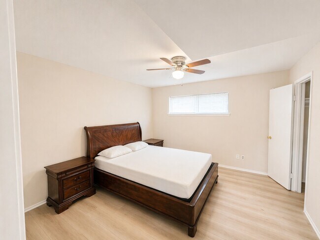 Building Photo - 6410 Del Monte Dr