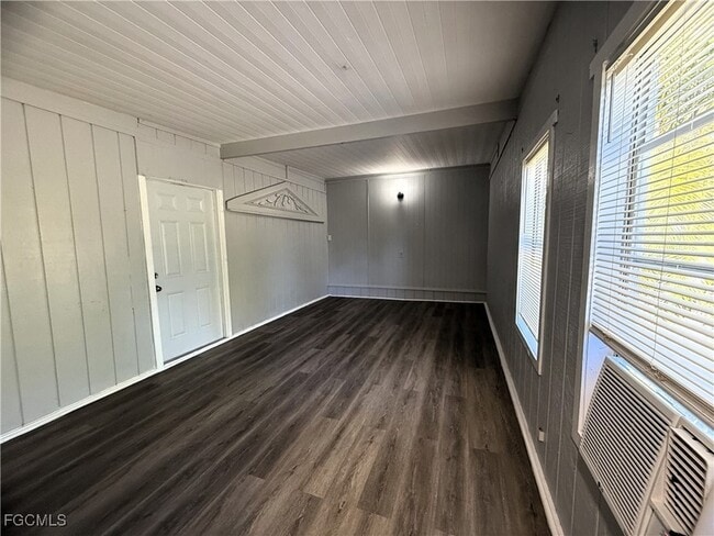 Building Photo - 8239 Suncoast Dr