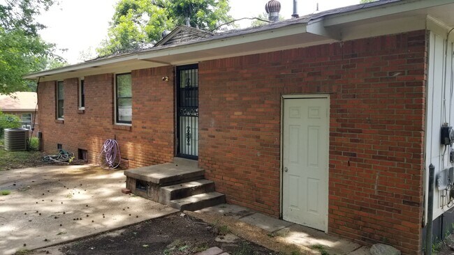 Building Photo - 1733 Carlyle Ave