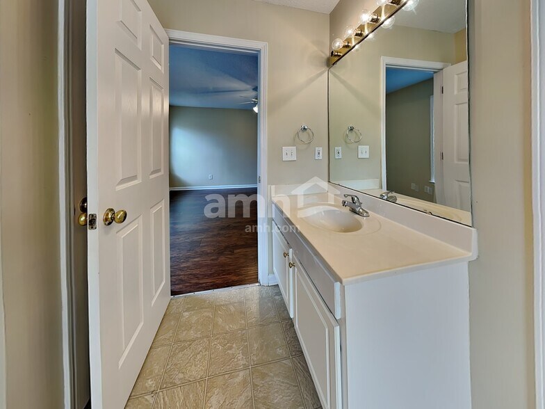 Building Photo - 301 Kingfisher Dr