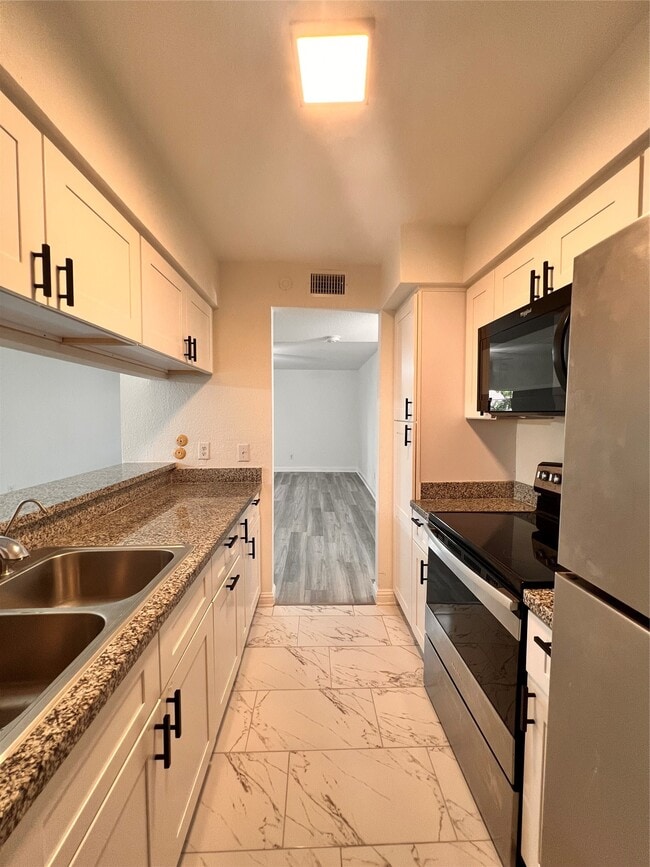 Building Photo - 3005 Walnut Bend Ln