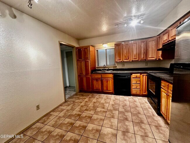 Building Photo - 4433 N Stanton St