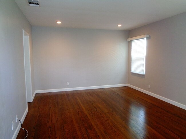 Building Photo - 2 Bedroom 1 Bath Ground Floor Apartment fo...