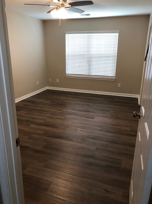 Building Photo - 107 Whispering Oak Ln