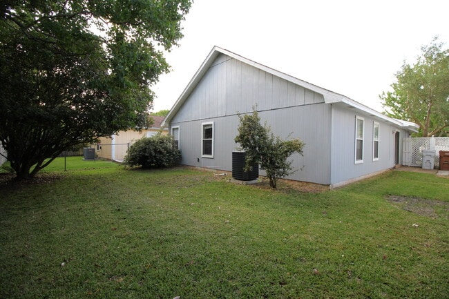 Building Photo - Spacious 3BR/2BA Gulf Breeze Home with Vau...