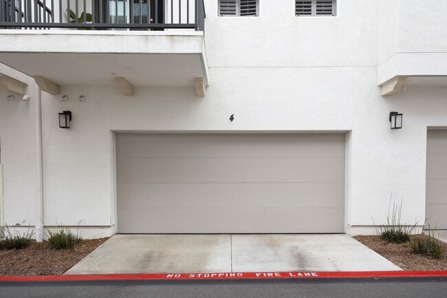Building Photo - Perfectly located 4-bedroom townhouse in c...