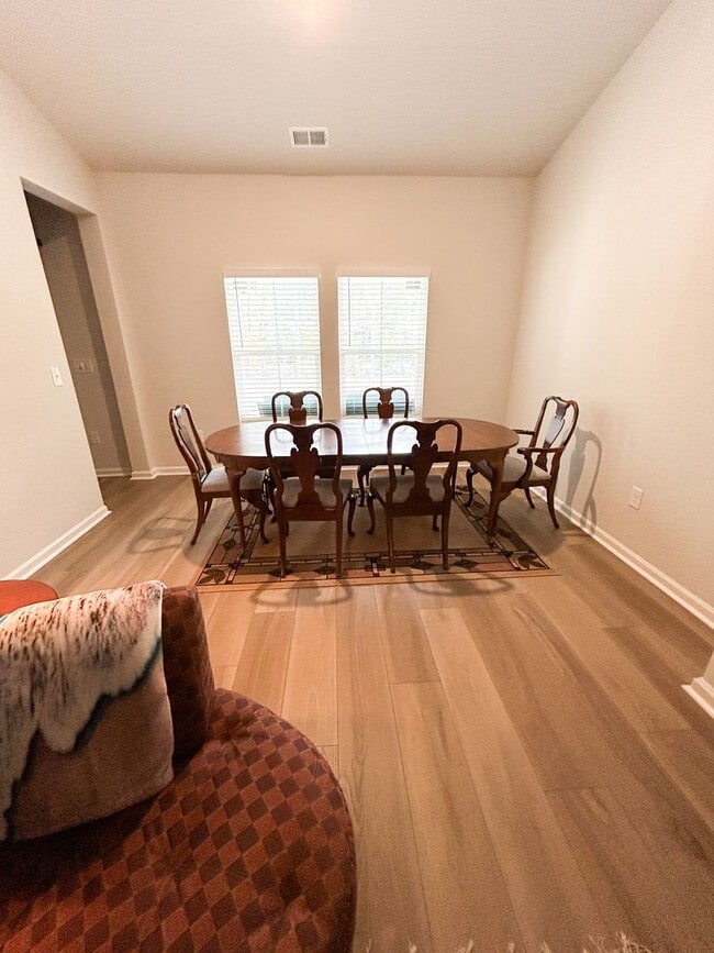 Building Photo - Lovely Furnished Home - $200 Off 1st Month Rent (Upon Approval)