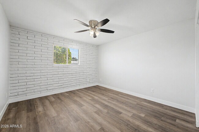 Building Photo - 4214 W Lewis Ave