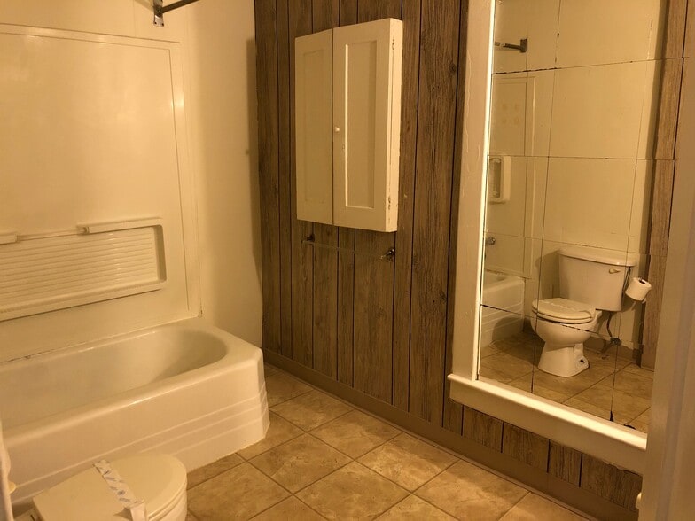 Building Photo - 516 E Chestnut St