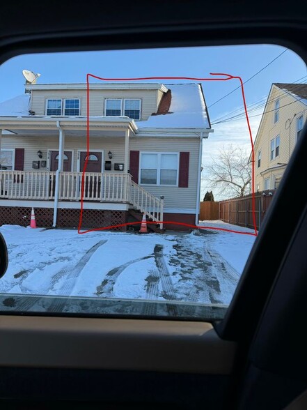 Building Photo - 398 Wellington Ave