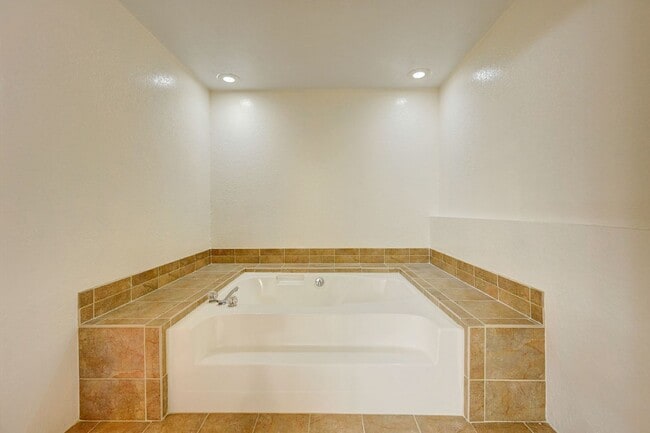 Building Photo - $2,350 - 2 Bed, 2 Bath Townhome in Lakewoo...
